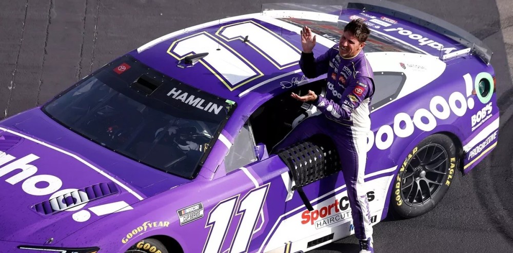 NASCAR: Denny Hamlin ganó en Las Vegas tras un intenso final con Chase Elliott
