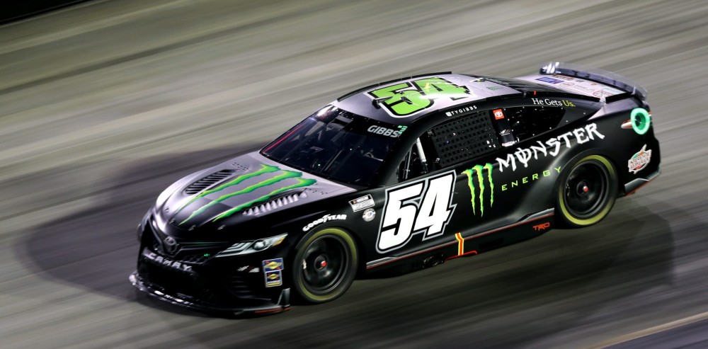 NASCAR: Gibbs le ganó un electrizante duelo a Blaney y obtuvo en Bristol su bautismo triunfal