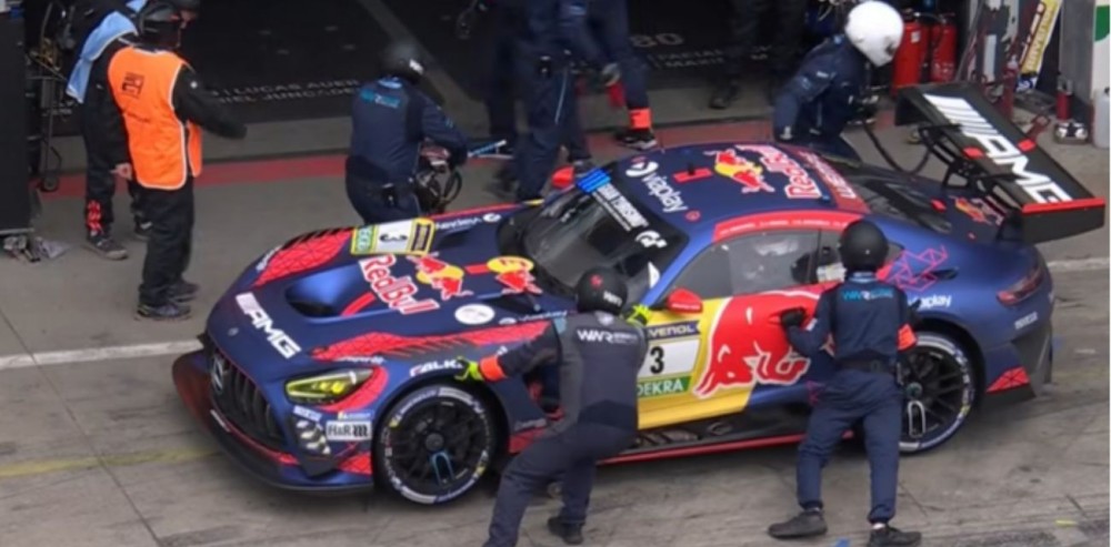 ¡Malas noticias! El Mercedes de Max Verstappen tuvo una falla cuando lideraba las 24 Horas de Nürburgring