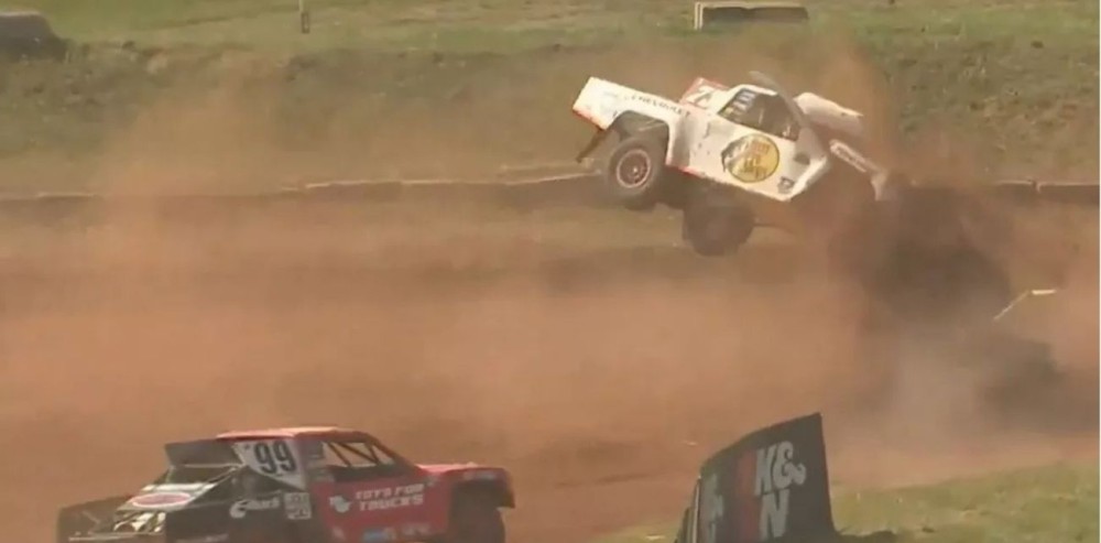 El nieto de Dale Earnhardt, Wyatt Miller, protagonizó un vuelco increíble y terminó la carrera