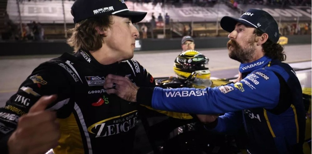 Piñas en el NASCAR: Carson Hocevar y Ryan Blaney se enfrentaron a golpes de puño tras la carrera en Bristol