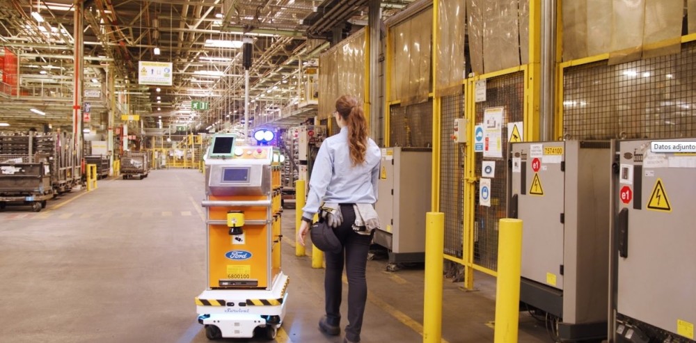 Un robot de conducción autónoma trabaja en una planta de Ford
