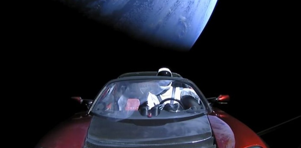 Tesla, el primer auto en órbita, a 41.800 km/h