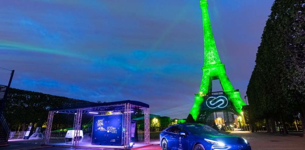Toyota ilumina la torre Eiffel