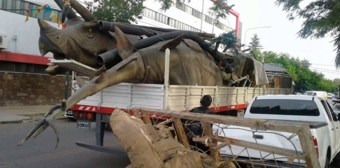 Insólito: Un dinosaurio cayó arriba de una camioneta