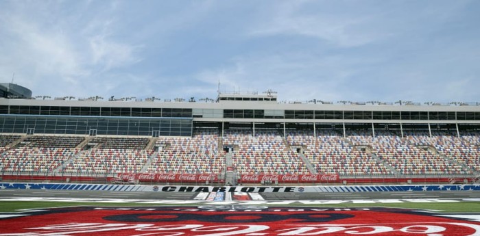 Nascar en Charlotte la lluvia postergó la carrera para mañana