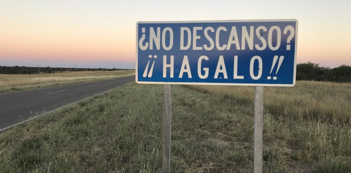 Los carteles de la ruta del desierto para prevenir accidentes