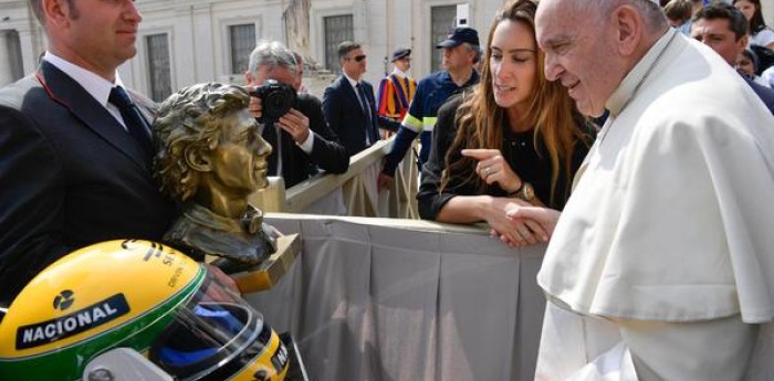 El Papa recibió la escultura y casco de Ayrton Senna