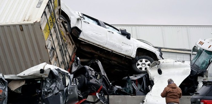 Escalofriante accidente con casi 100 vehículos involucrados 