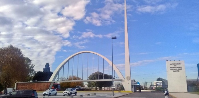 ¿Qué significa el arco del autódromo de Buenos Aires?