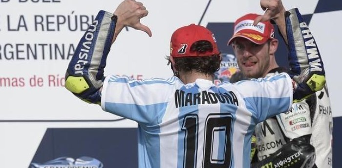 El saludo de Valentino Rossi a Maradona