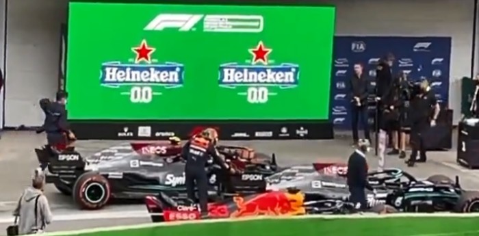 Bajaron a Hamilton; multa para Verstappen