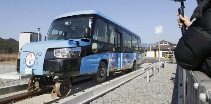 ¿Cómo funciona el auto que también es tren?