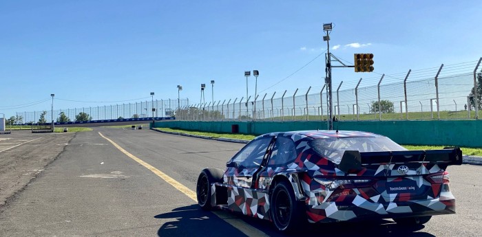 Rossi prueba por primera vez el Camry de TC