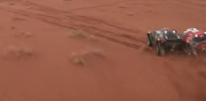 ¡Increíble! Al Attiyah y Sainz chocan en el desierto