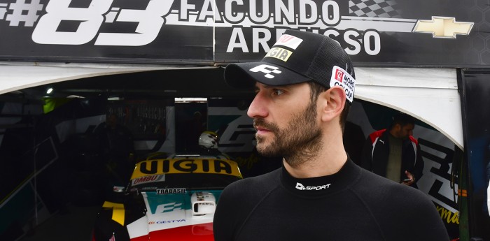 Ardusso y una atenta mirada a su Chevrolet