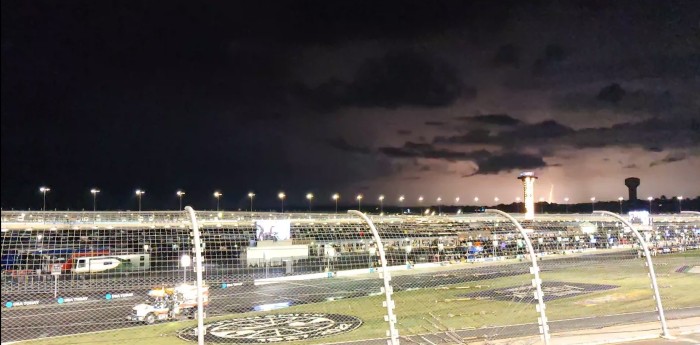 La tormenta eléctrica le puso un freno al Nascar