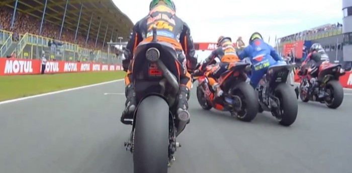 Video: ¡casi le pisa el pie en la largada de MotoGP!