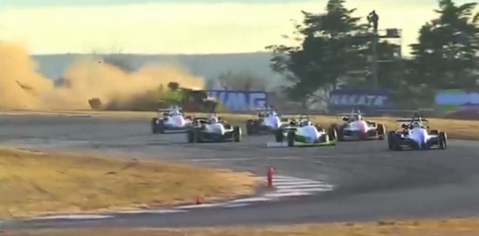 VIDEO: impresionante vuelco en la Fórmula Renault Plus