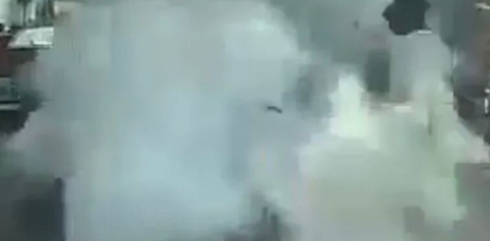 VIDEO: la tremenda explosión de un auto con consecuencias terribles
