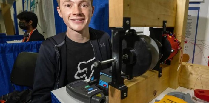 Tiene 17 años y creó un motor eléctrico mejor que Tesla