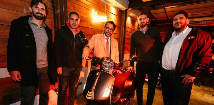 Vespa presentó la GTS300 Súper con el embajador de Italia