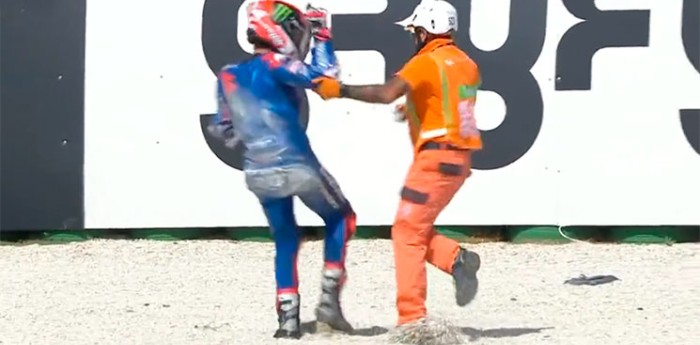 VIDEO: se cayó y casi termina a las piñas en MotoGP