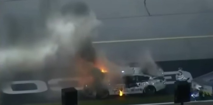 VIDEO: tremendo incendio en el auto de Harvick durante el NASCAR en Darlington