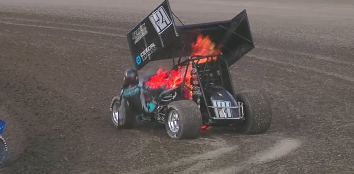 VIDEO: su auto se prendió fuego y corrió con sus piernas en llamas por la pista