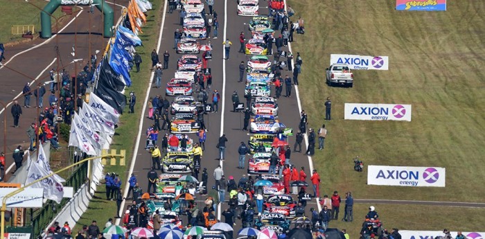 VIDEO: TC: a las piñas en plena recta principal