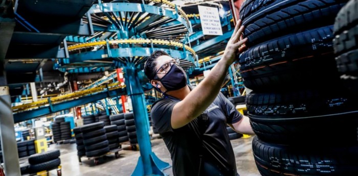 ALARMA: los tres fabricantes de neumáticos en Argentina suspendieron la producción