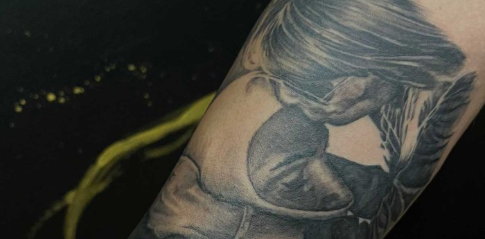 VIDEO: el espectacular tatuaje que un piloto se hizo por el Día de la Madre