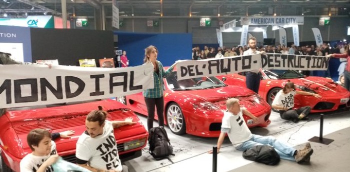 VIDEO: F1: ambientalistas protestan pegados a unas Ferrari