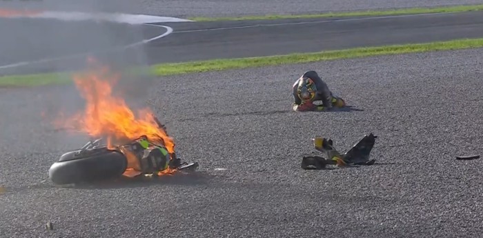 VIDEO: sufrió una dura caída, su moto se prendió fuego y discutió con un bombero