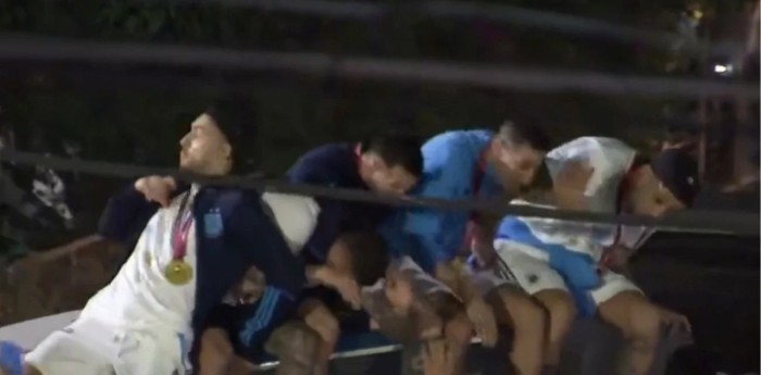 VIDEO: ¡Insólito! los jugadores de la Selección casi chocan un cable de alta tensión en la caravana
