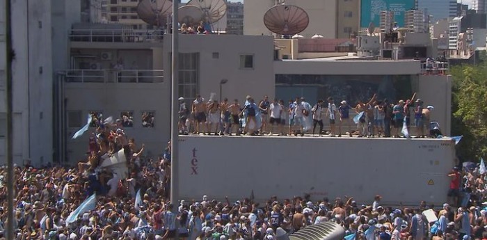 VIDEO: ¡Descontrol total! Un camión se abrió paso por la autopista y la gente se subió a festejar