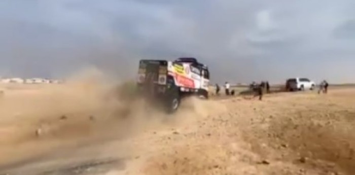Dakar 2023 al borde de la tragedia: perdió el control de su camión y casi atropella al público
