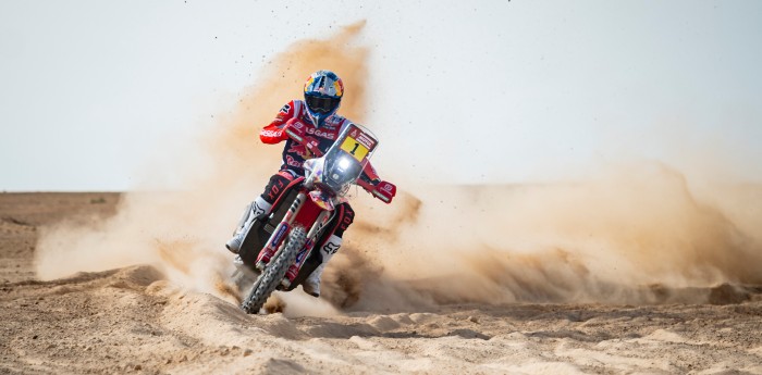 ¿Cómo se vive el Dakar 2023 a bordo de una moto a toda velocidad?