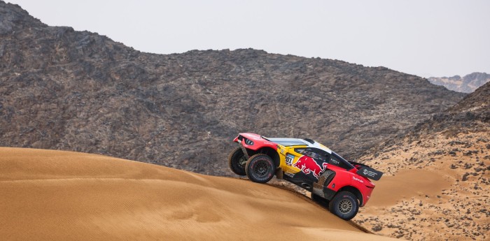 Dakar 2023: Loeb se quedó con el triunfo en la octava etapa tras la penalización a Sainz