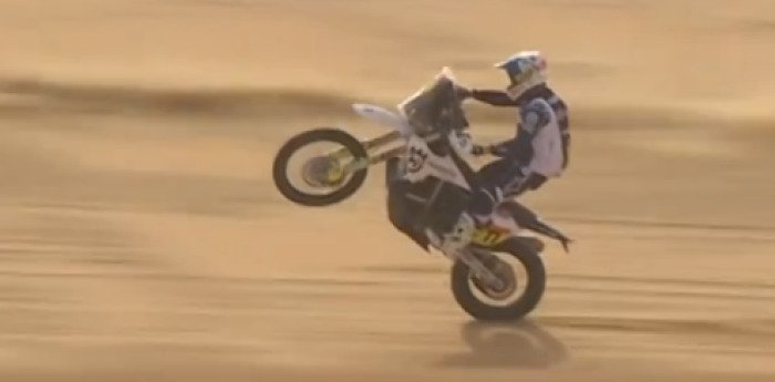 Luciano Benavides haciendo wheelie por el desierto durante el Dakar 2023