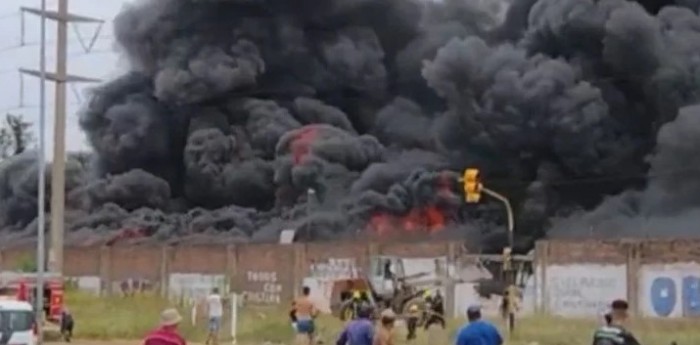 Video: impactante incendio en un depósito de micros en Berazategui