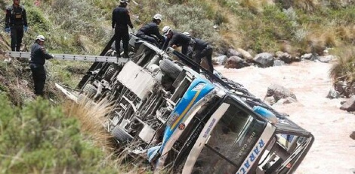 Tragedia en Perú: un colectivo cayó a un precipicio y fallecieron 25 personas