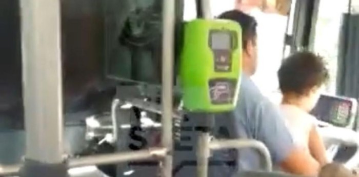 Video: un chofer de colectivo condujo con un niño encima de sus piernas