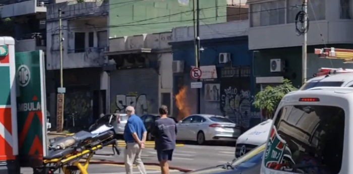 Fuga de gas causó el incendio de un auto y dejó un hombre con quemaduras leves