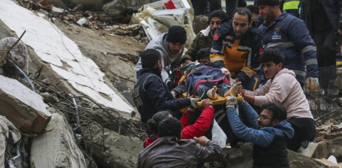 Tragedia en Turquía y Siria: un terremoto ya dejó más de 2000 muertos y miles de heridos