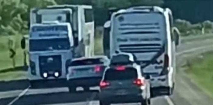 Video: un conductor casi provoca una tragedia en la ruta 5 tras intentar pasar a un micro