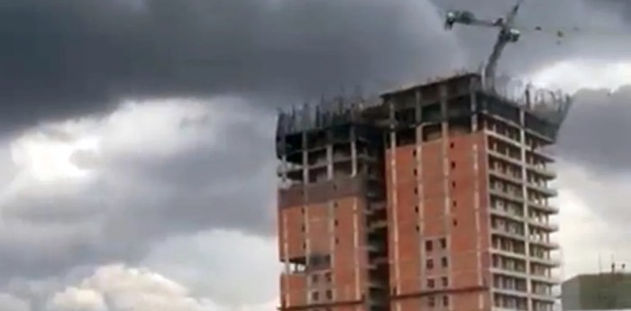 Video: una grúa se desplomó en un edificio en construcción en Corrientes a causa de un temporal