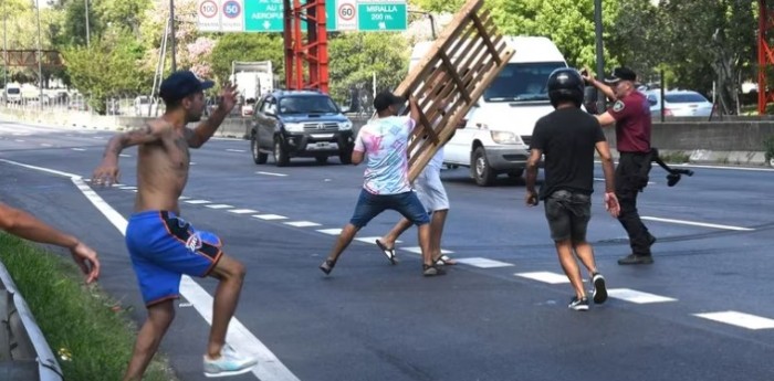 Caos en la Autopista Dellepiane: vecinos de Lugano realizaron una manifestación por falta de luz y ya hay 3 detenidos