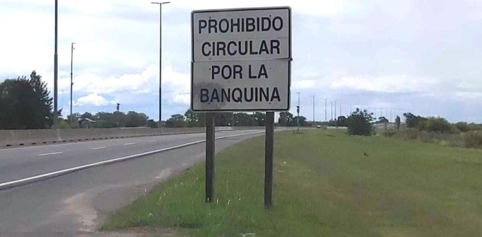 Fin de semana largo: ¿cúanto cuesta la multa por circular por la banquina?