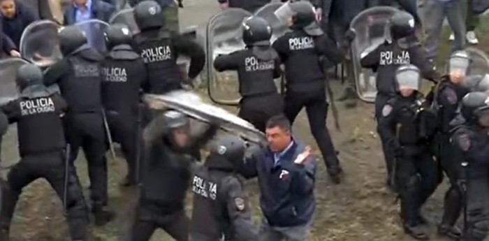 ¡Brutal!: la agresión de un Policia a un colectivero en la llegada de Sergio Berni